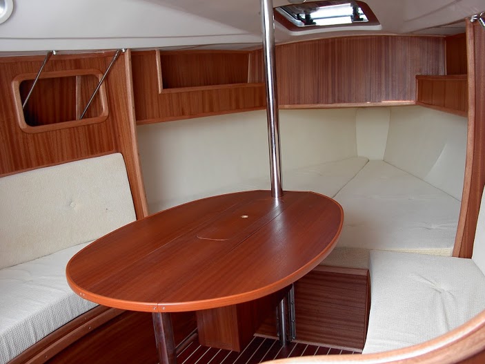 TES 24' 720BT interior