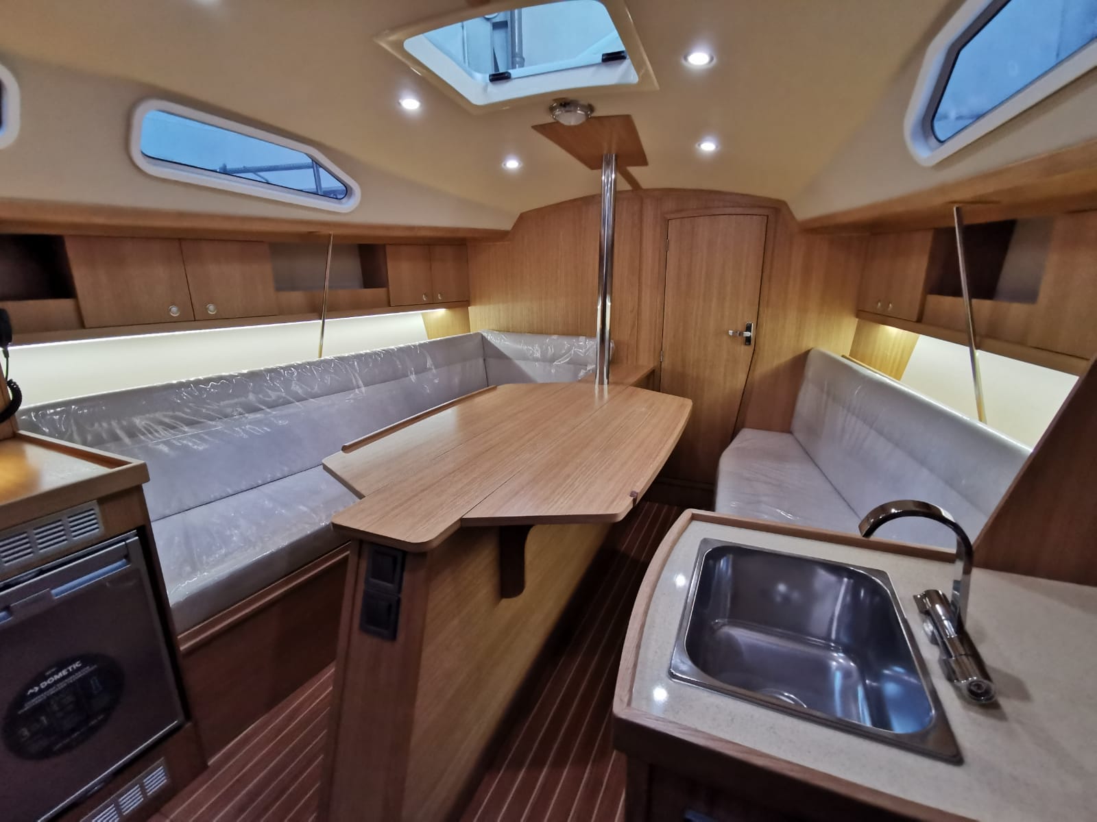 TES 32' Dreamer interior