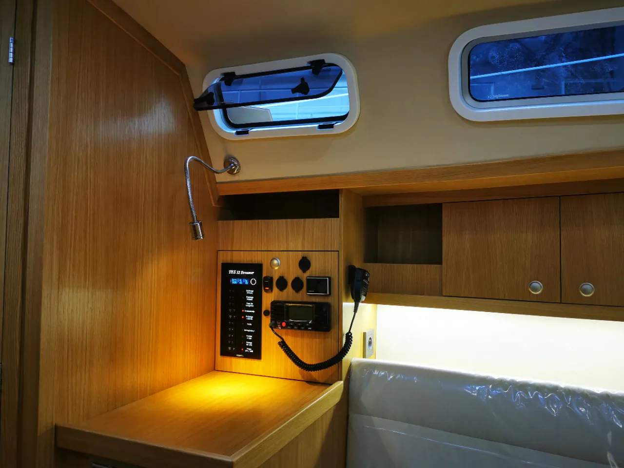 TES 32' Dreamer interior solutions