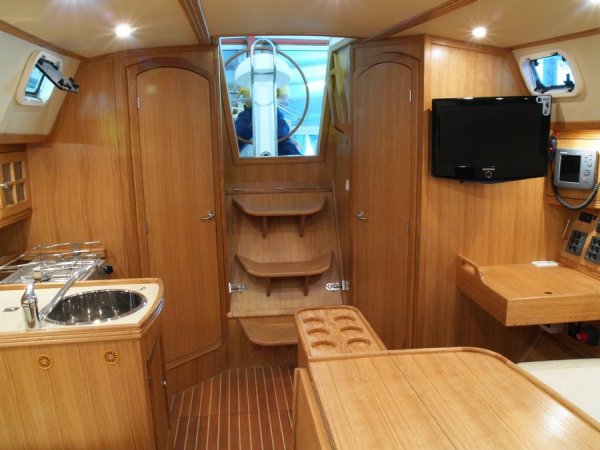 TES 32' Dreamer interior finish