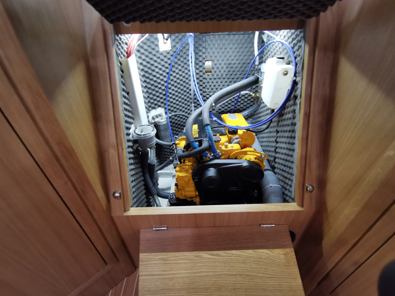 TES 32' Dreamer interior view