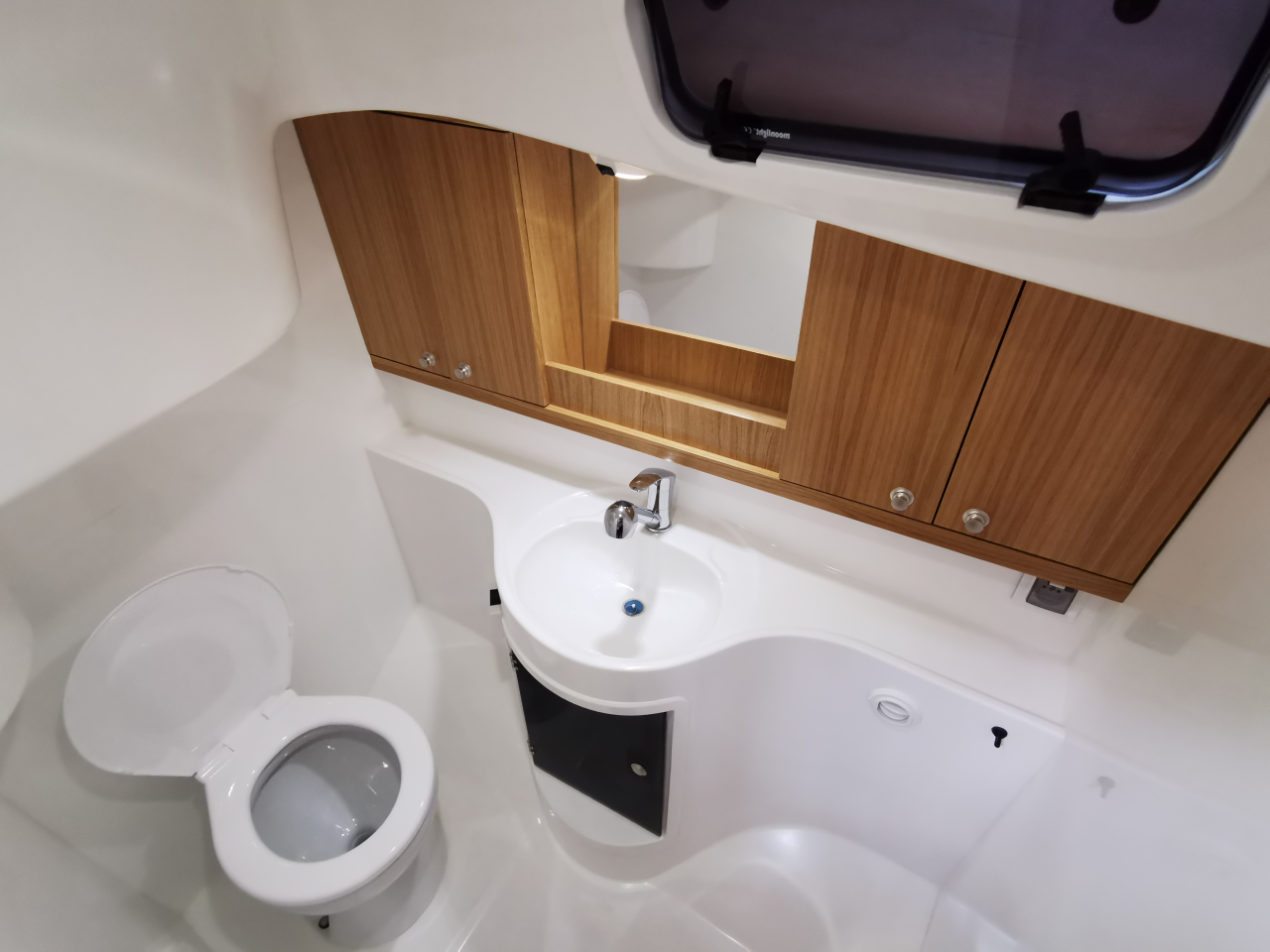 TES 32' Dreamer head compartment