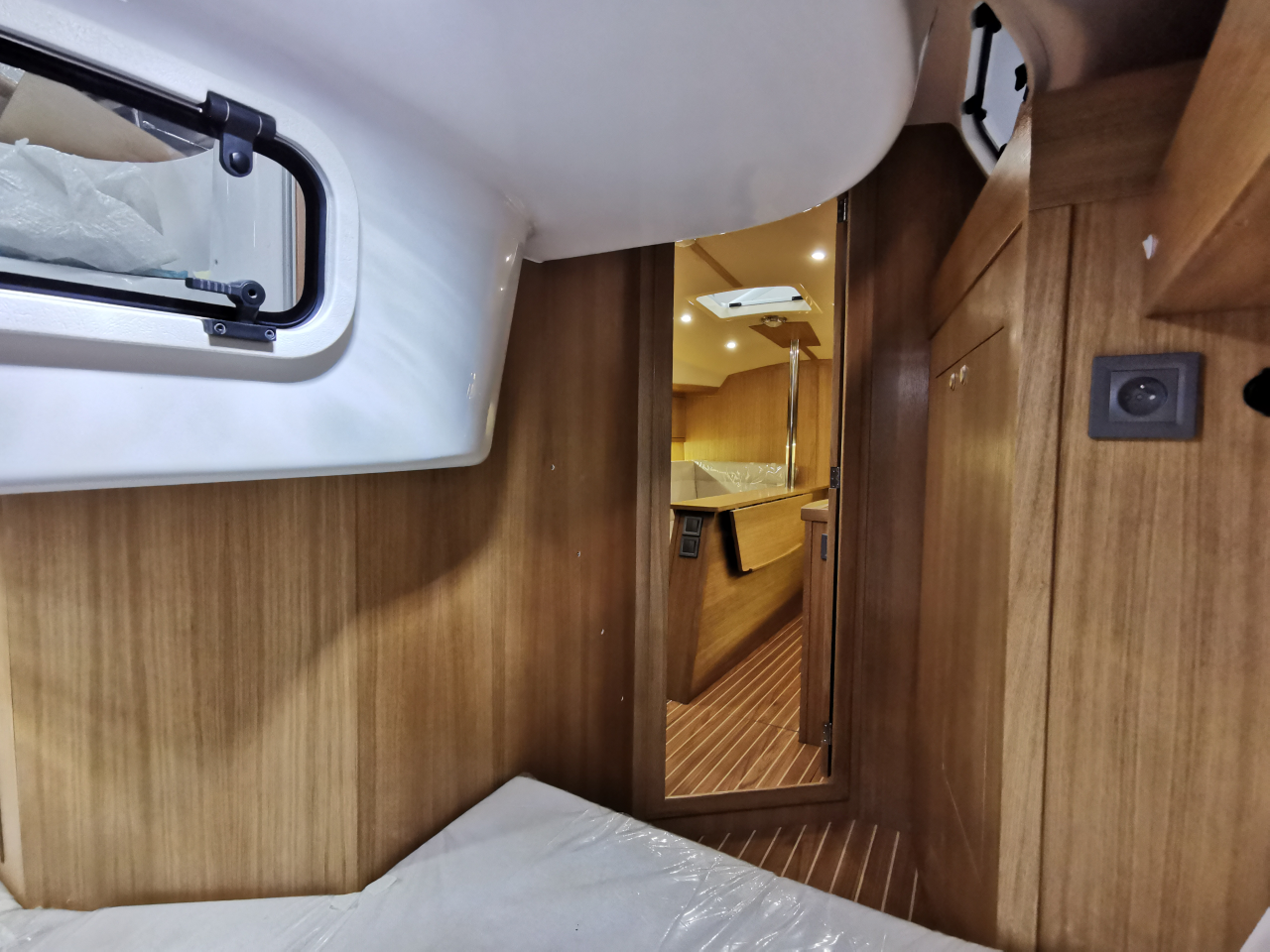 TES 32' Dreamer interior design
