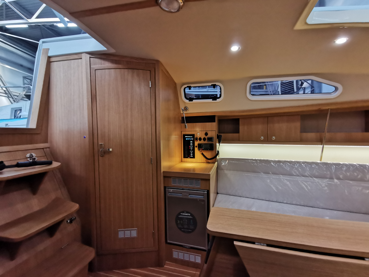 TES 32' Dreamer interior space