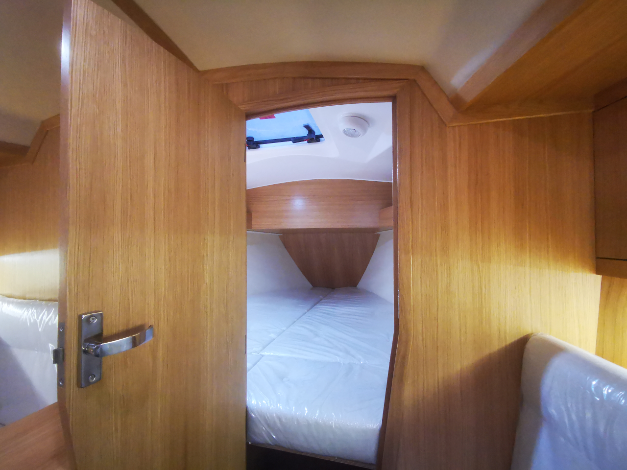 TES 32' Dreamer interior storage