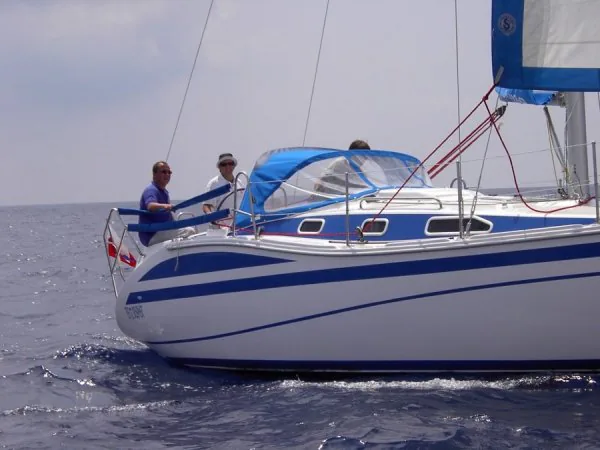 TES 32' Dreamer under sail
