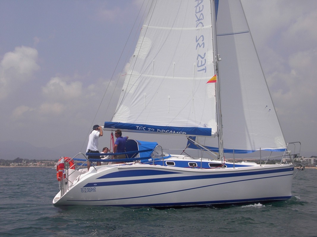 TES 32' Dreamer sailing view