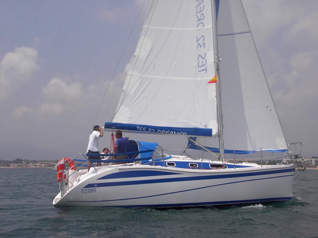 TES 32' Dreamer sailing view