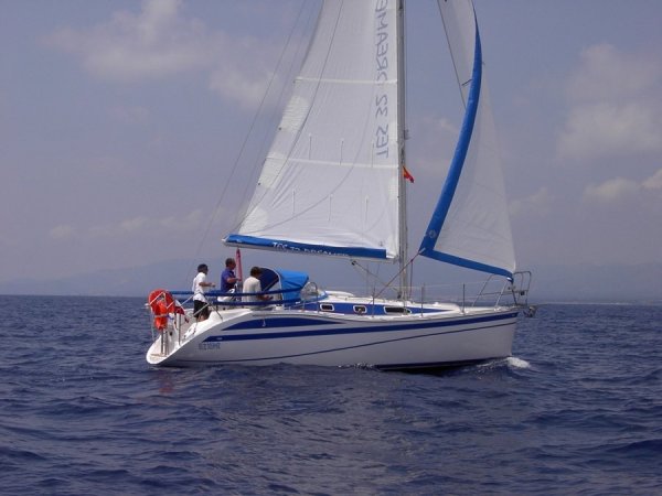 TES 32' Dreamer sailing