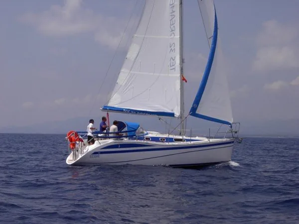 TES 32' Dreamer sailing