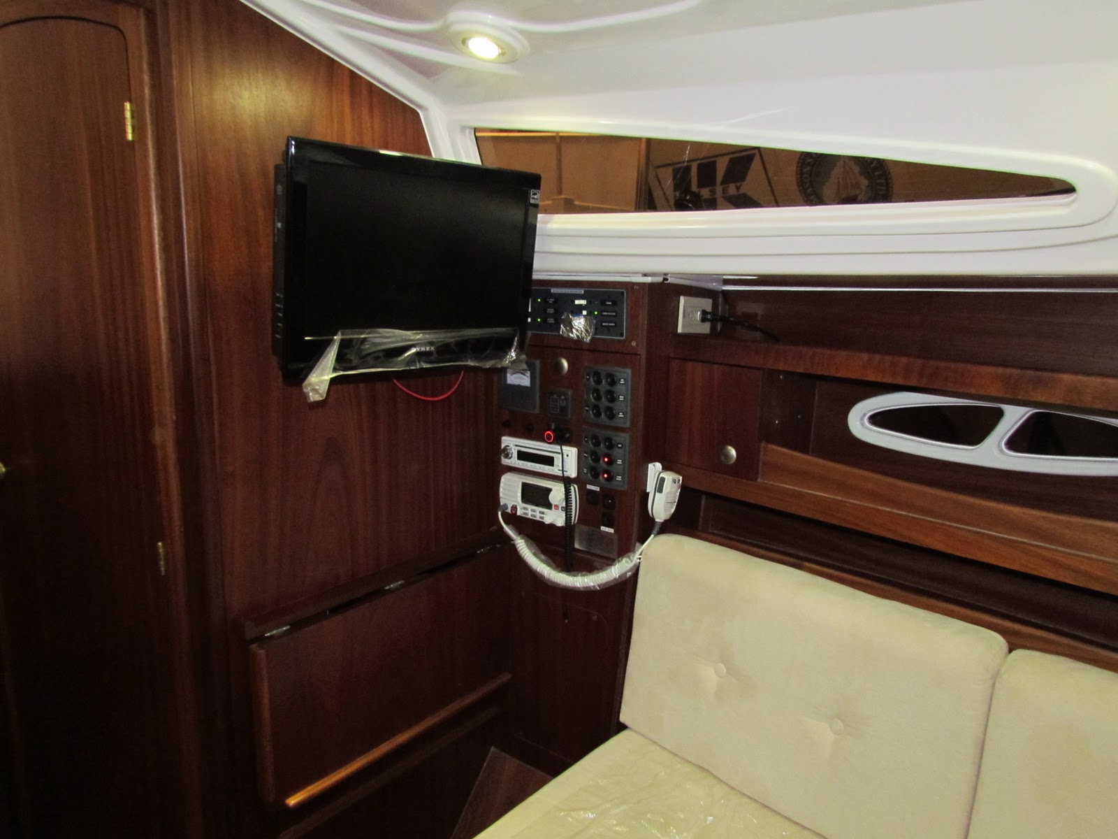 TES 28' Magnam interior