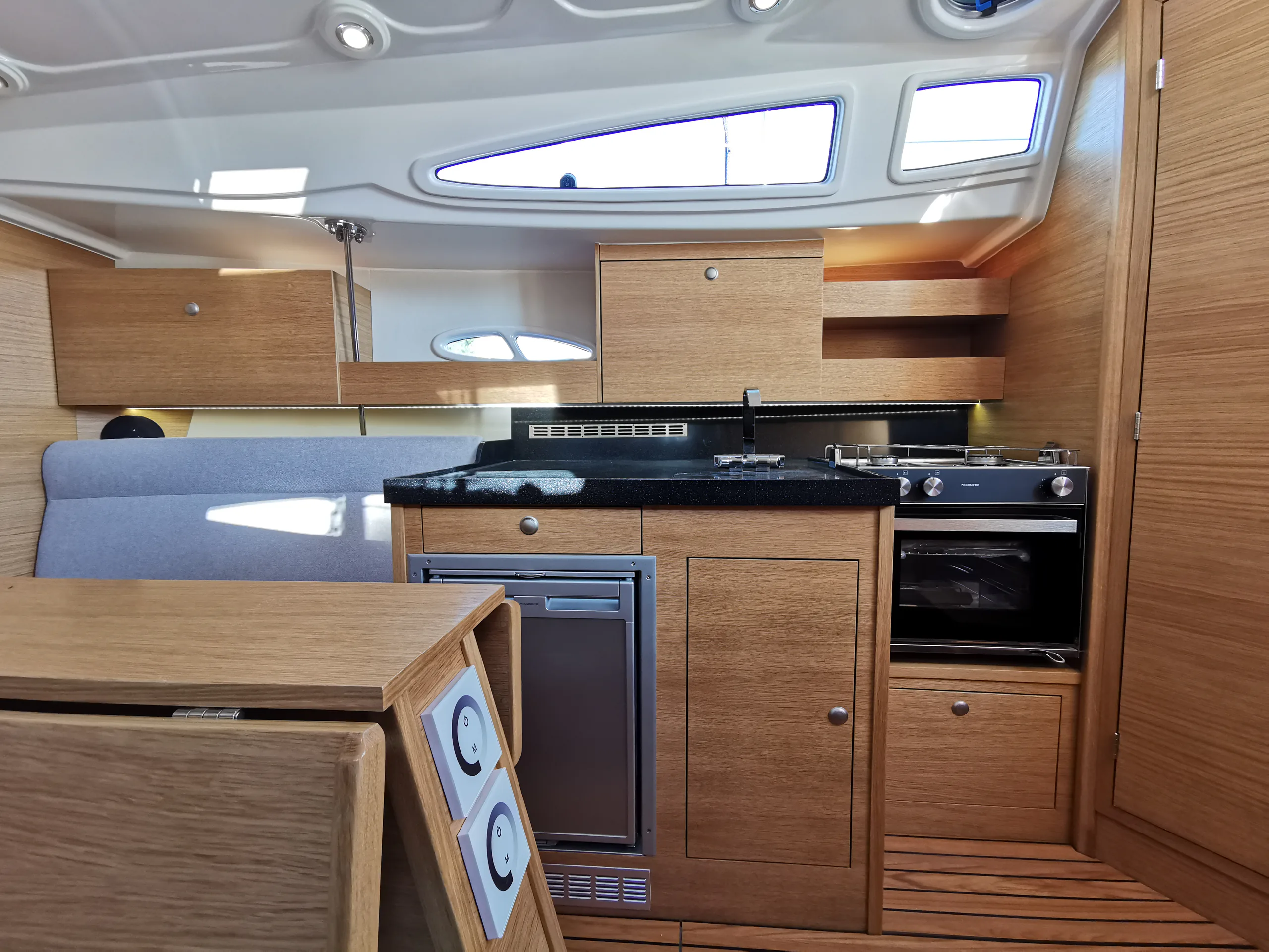 TES 28' Magnam interior