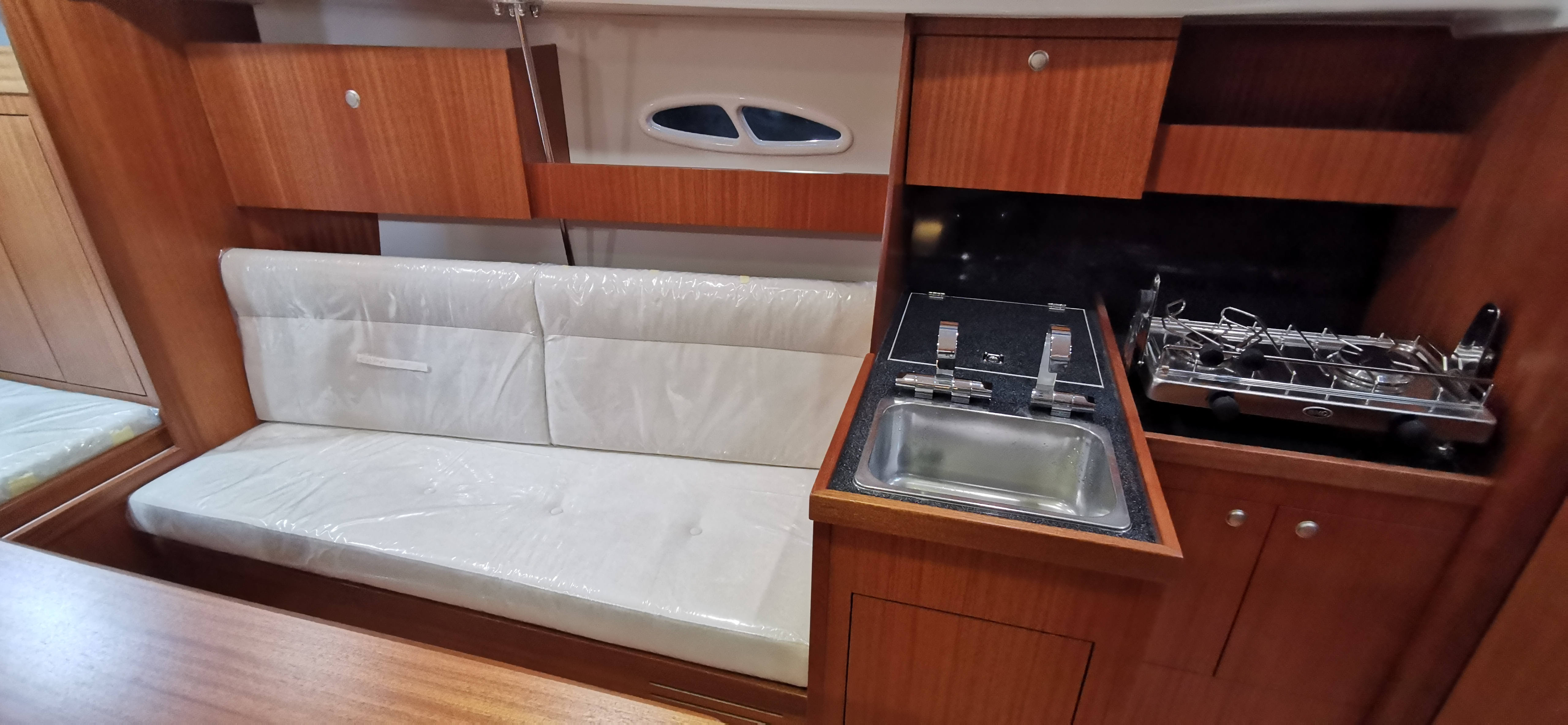 TES 28' Magnam interior