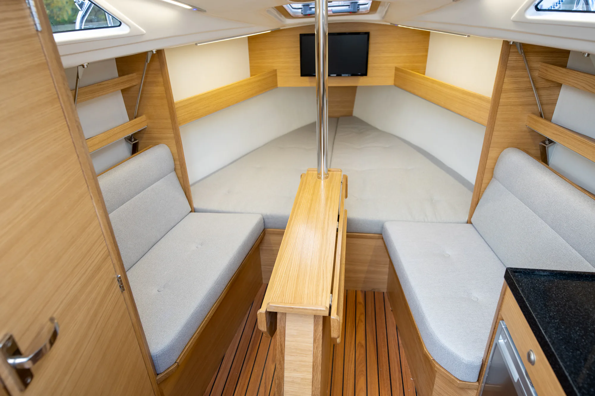 TES 20' Master interior