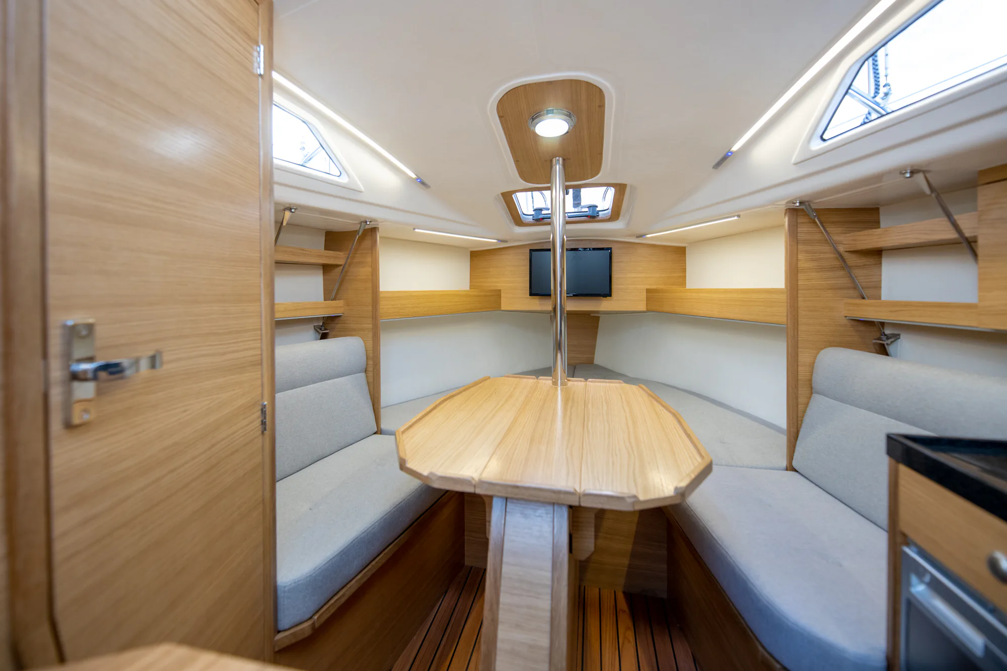 TES 20' Master interior