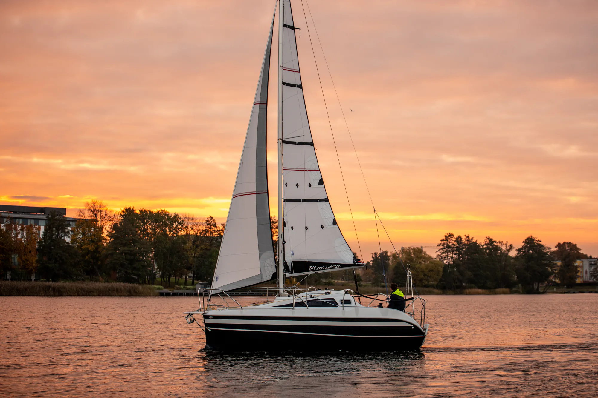 TES 20' Master sailing view