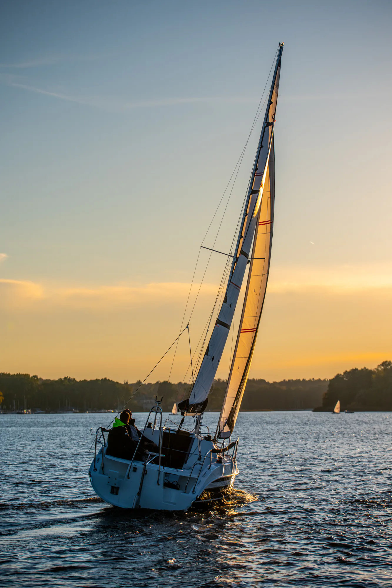 TES 20' Master sailing view