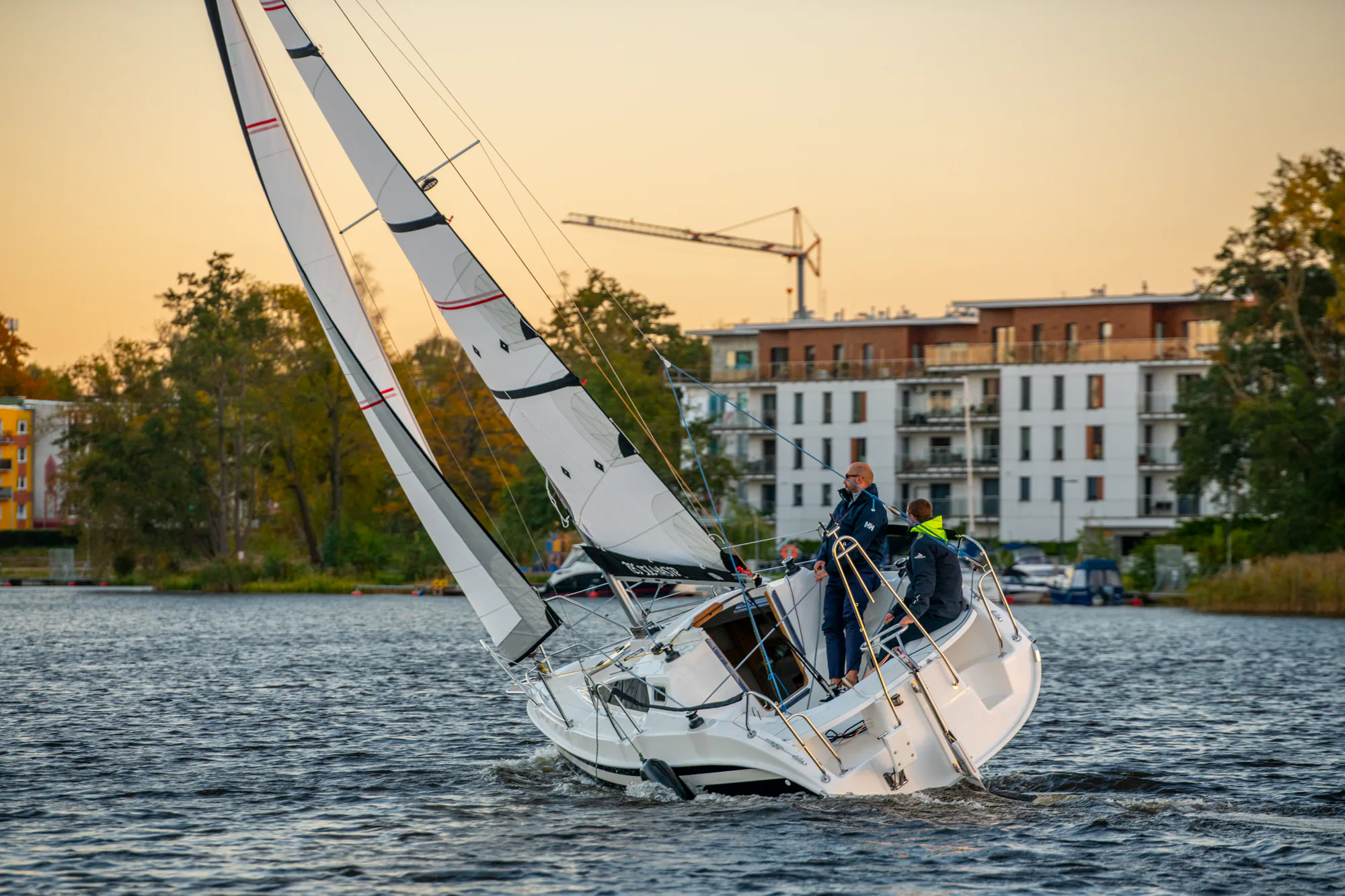TES 20' Master sailing profile