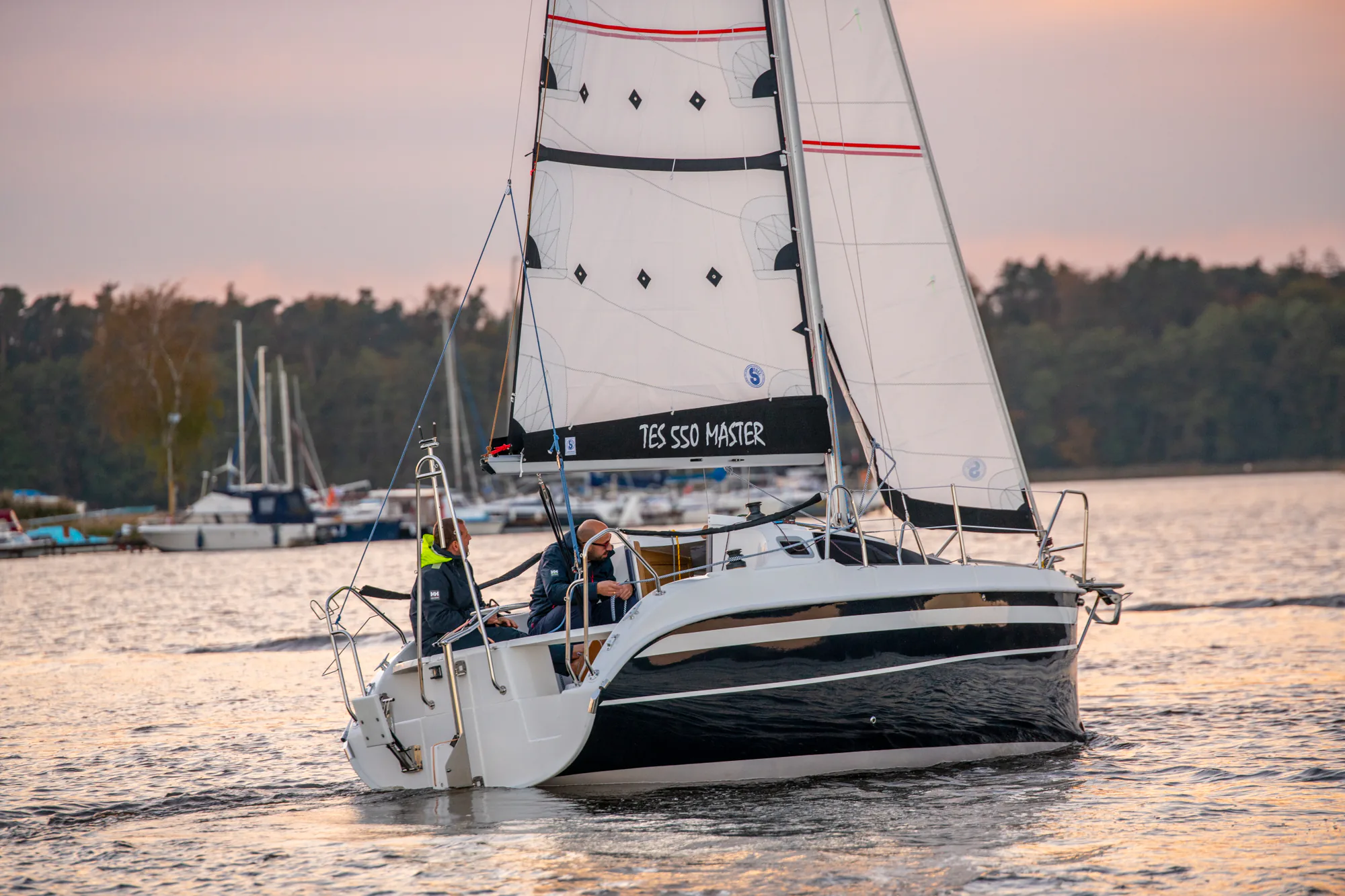 TES 20' Master sailing