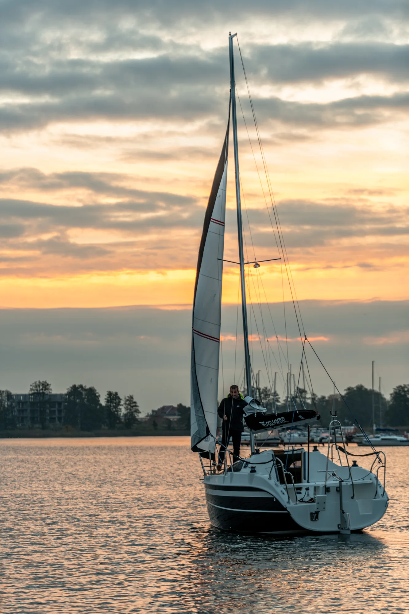 TES 20' Master sailing view